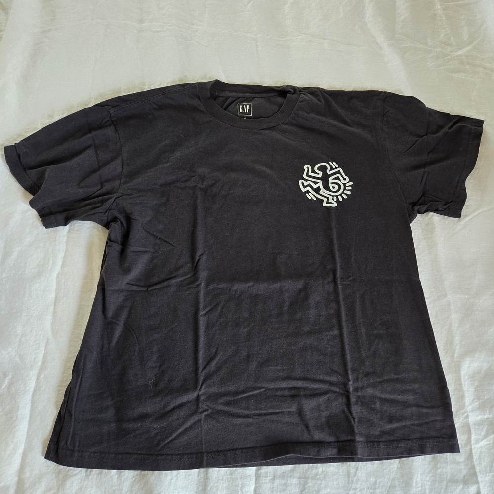 GAP Black Short-Sleeve T-Shirt with White Chest Graphic